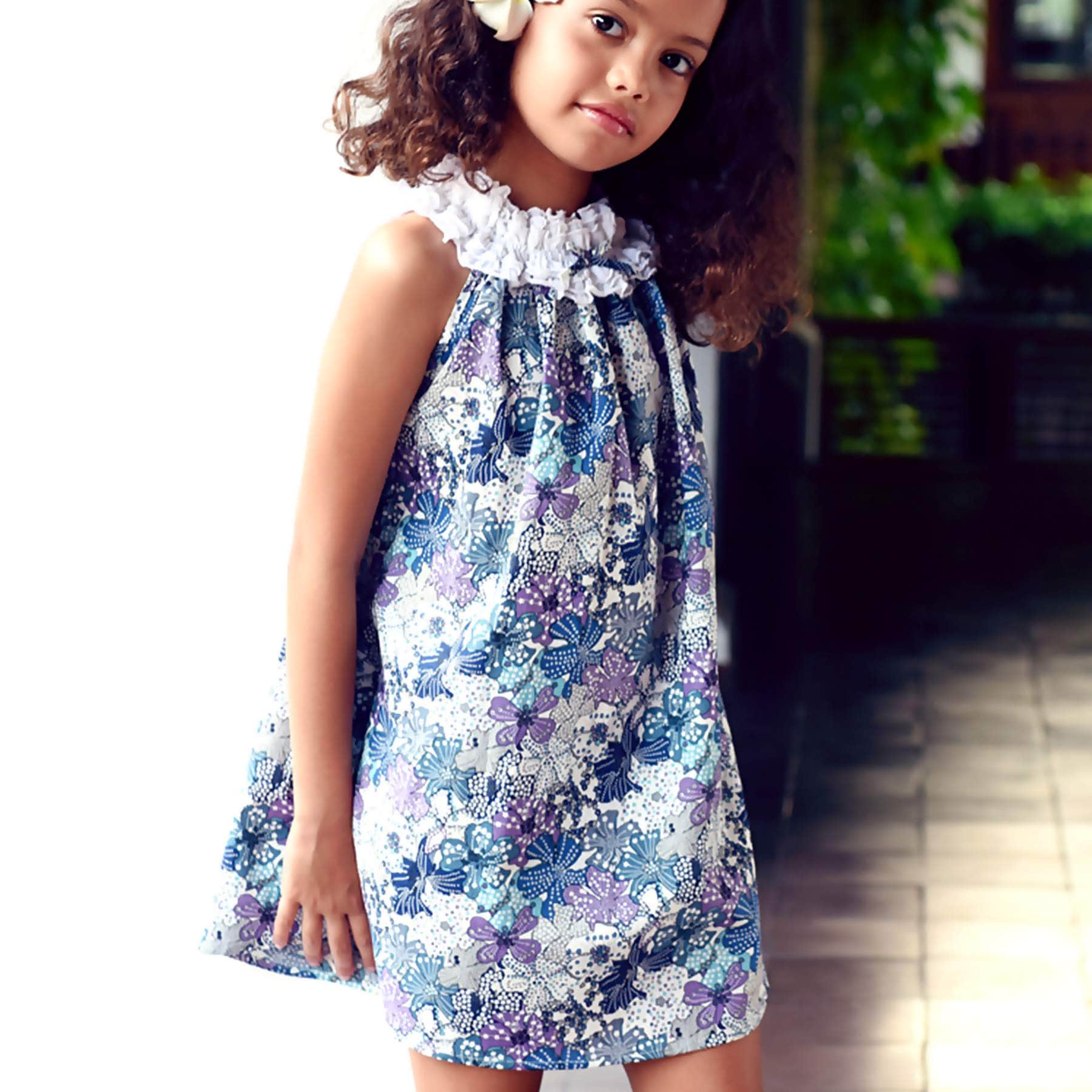 Jolie robe d'été en coton fleuri liberty bleu, violet et lilas avec col élastique à froufrous blanc. Modèle robe été de la marque de mode pour enfant LA FAUTE A VOLTAIRE