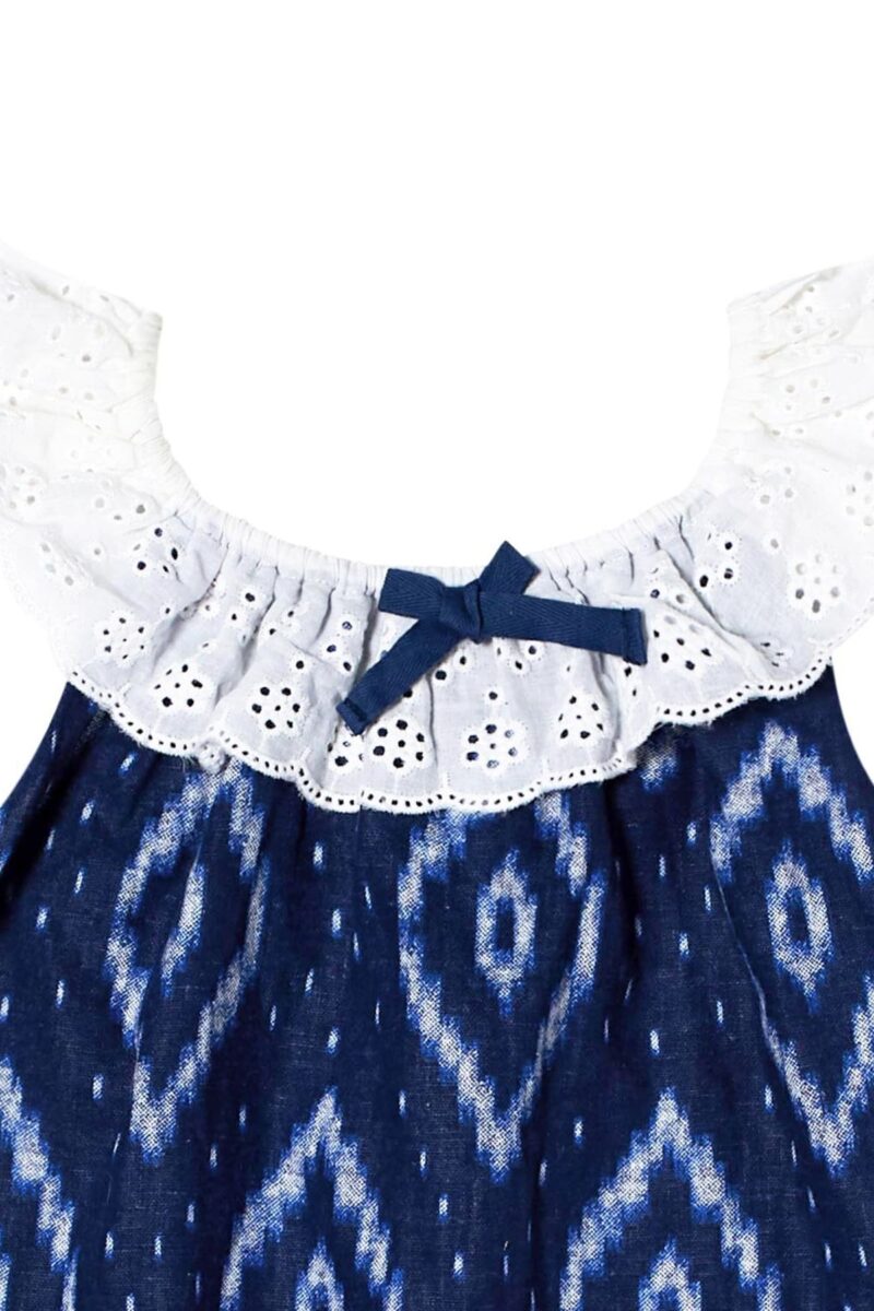 Blouse été fille en coton tie-and-dye bleu marine et blannc avec col en broderie anglaise blanche élastique pour filles et ados de 2 à 16 ans de la marque de mode pour enfant LA FAUTE A VOLTAIRE