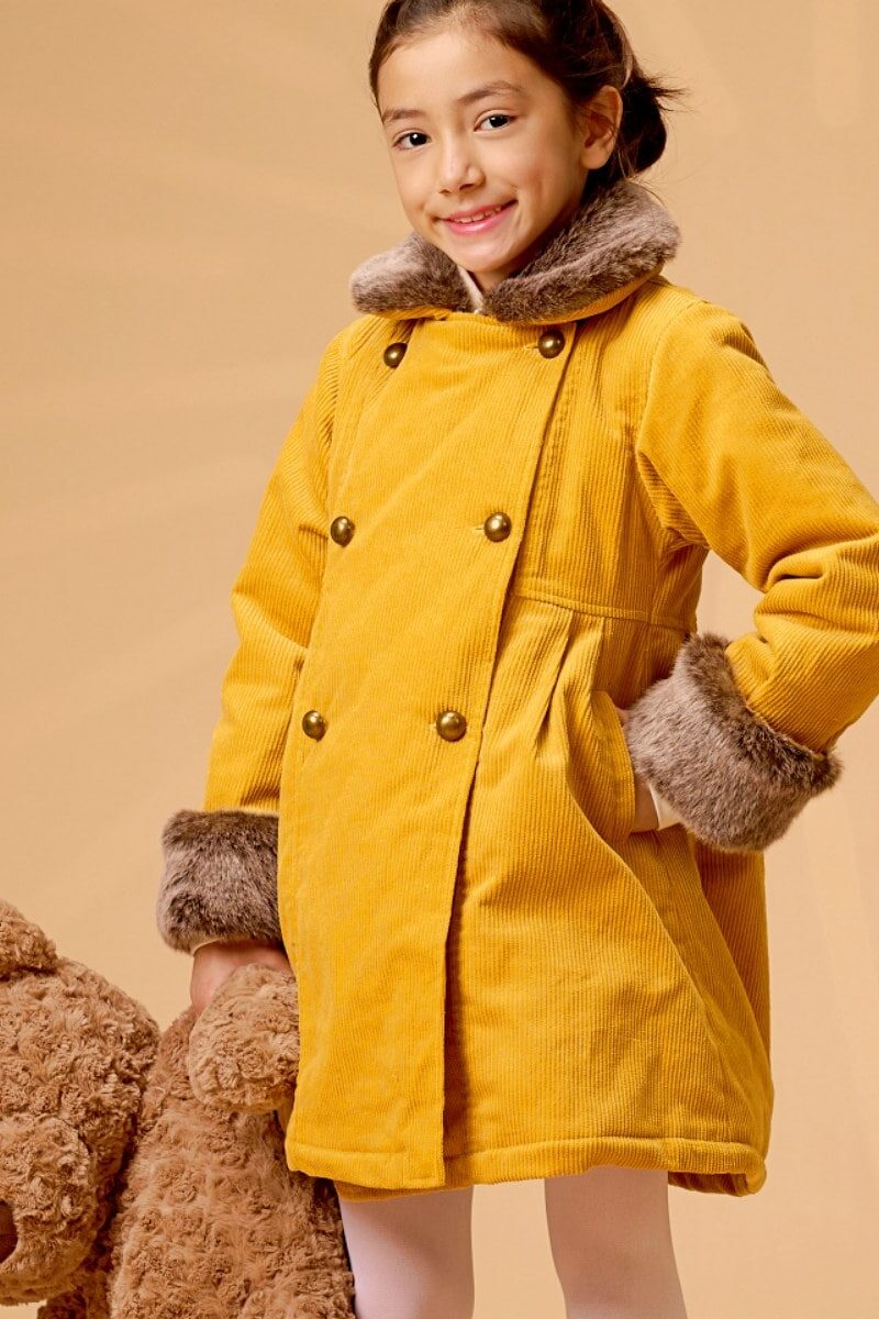 On Craque pour ce Magnifique Manteau Mi-Long Classique Chic en Velours Jaune et Fausse Fourrure toute douce au col et aux poignets. Manteau cintré à la taille