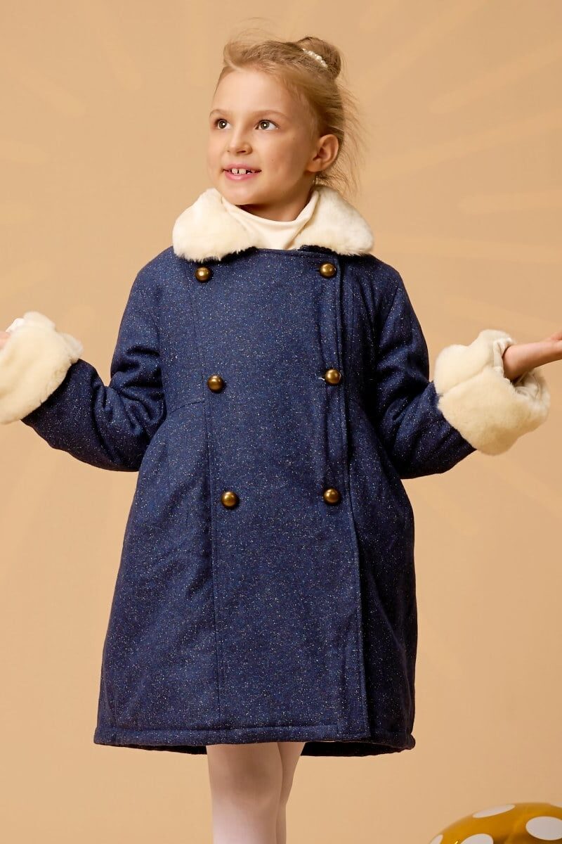 Un Magnifique Manteau Chaud et Long en Laine Tweed Bleu Marine avec Col et Poignets en Fausse Fourrure toute Douce Beige. Cet élégant Manteau est. doublé de Coton fleuri Liberty Jaune et Bleu Ciel. Evolutif