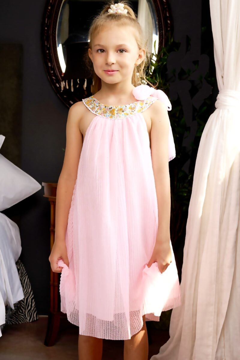 Découvrez cette Magnifique Robe Ample pour Demoiselles D'Honneur en Voile rose Pastel et Col Fleuri pour célébrer les plus Beaux Mariages de l'Été. Disponible pour toutes les Filles