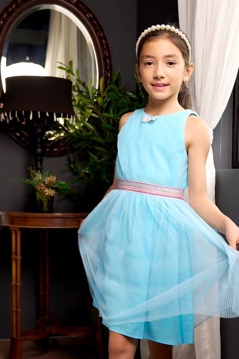 Jolie robe de cérémonie sans manche en voile bleu pale avec ceinture à paillettes de la marque de mode pour fille