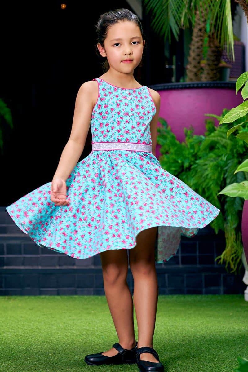 Jolie robe qui tourne bleu turquoise avec. fleurs rose fuchsia