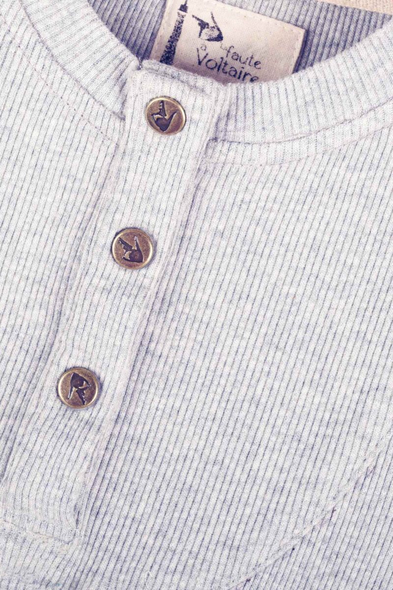 Confortable tee-shirt en coton gris à manches longues pour l'intersaison avec col rond et boutons pressions pour garçons de 2 à 12 ans de la marque de mode pour enfants La Faute à Voltaire