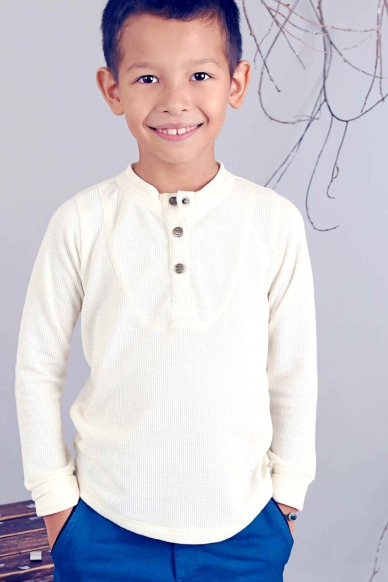 Joli tee-shirt en coton beige à manches longues pour l'intersaison avec col rond et boutons pressions pour garçons de 2 à 12 ans de la marque de mode pour enfants La Faute à Voltaire