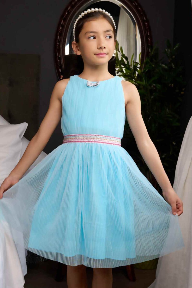 Une magnifique robe de demoiselle d'honneur fille pour cérémonie de mariage. Cette lumineuse robe de cérémonie à la coupe patineuse tourne à. l'horizontal. Légère et vaporeuse